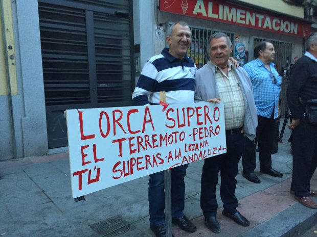Simpatizantes de Pedro Sánchez, en la calle Ferraz.