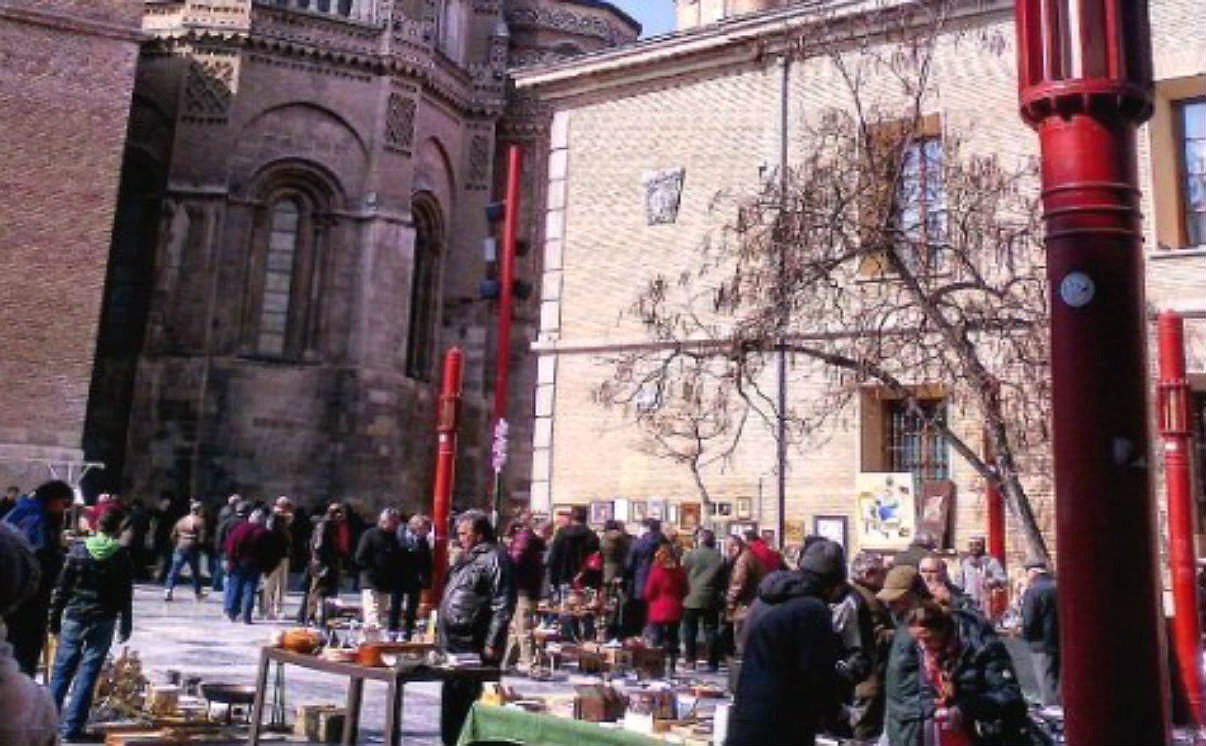 Mercadillo de antigüedades de Plaza San Bruno en las Fiestas del Pilar 2017