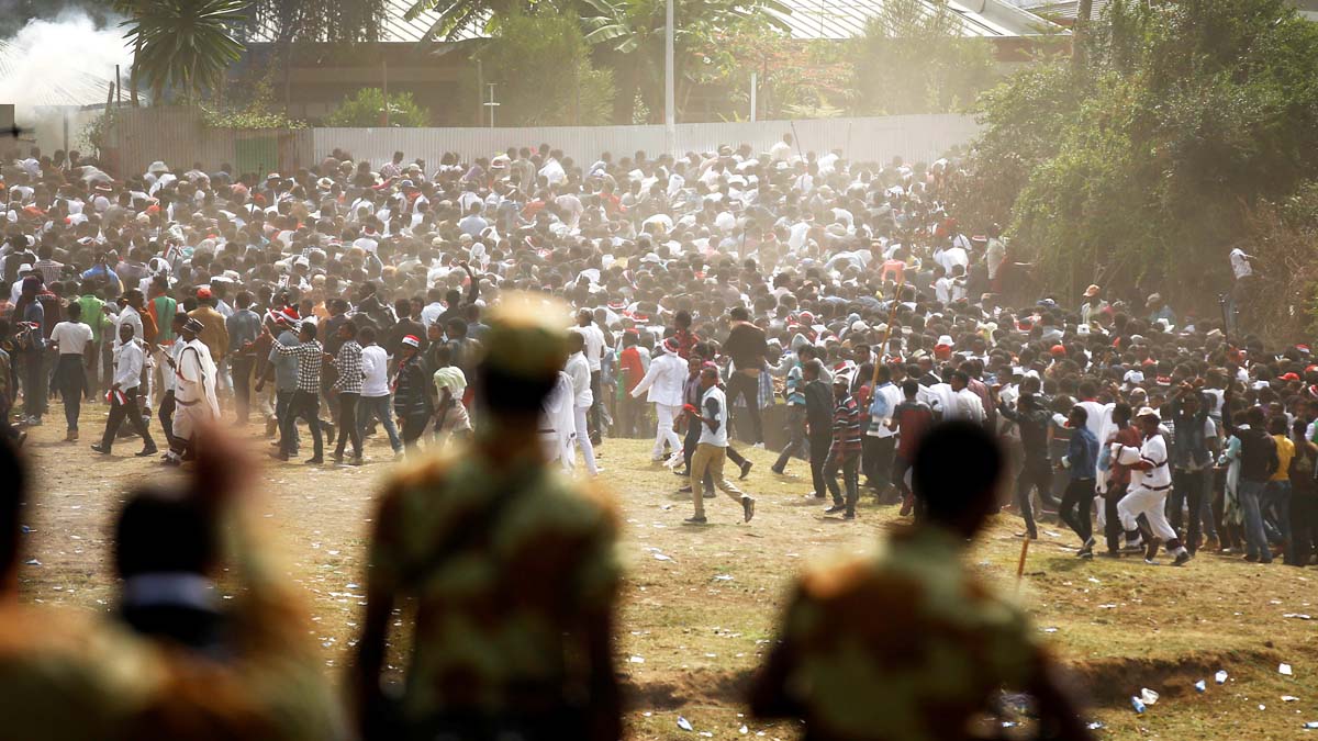 La Policía echó gas lacrimógeno sobre la gente en Etiopía (Foto: Reuters)