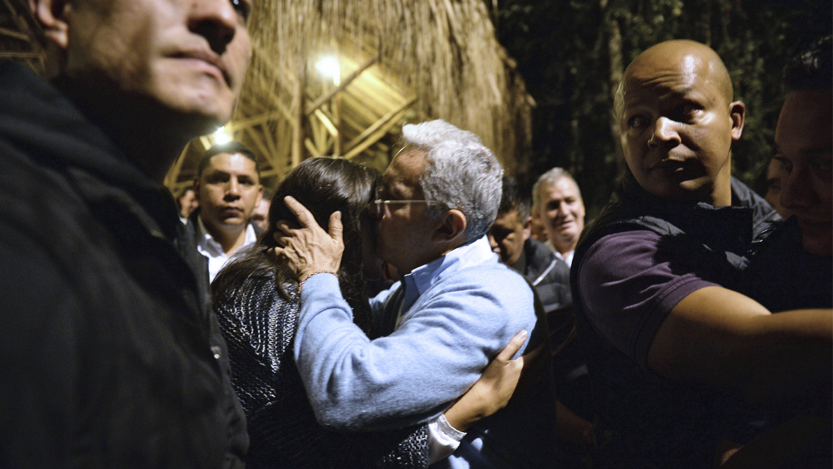 Álvaro Uribe tras conocer el ‘no’ de los colombianos al acuerdo con las FARC. (Foto: AFP)