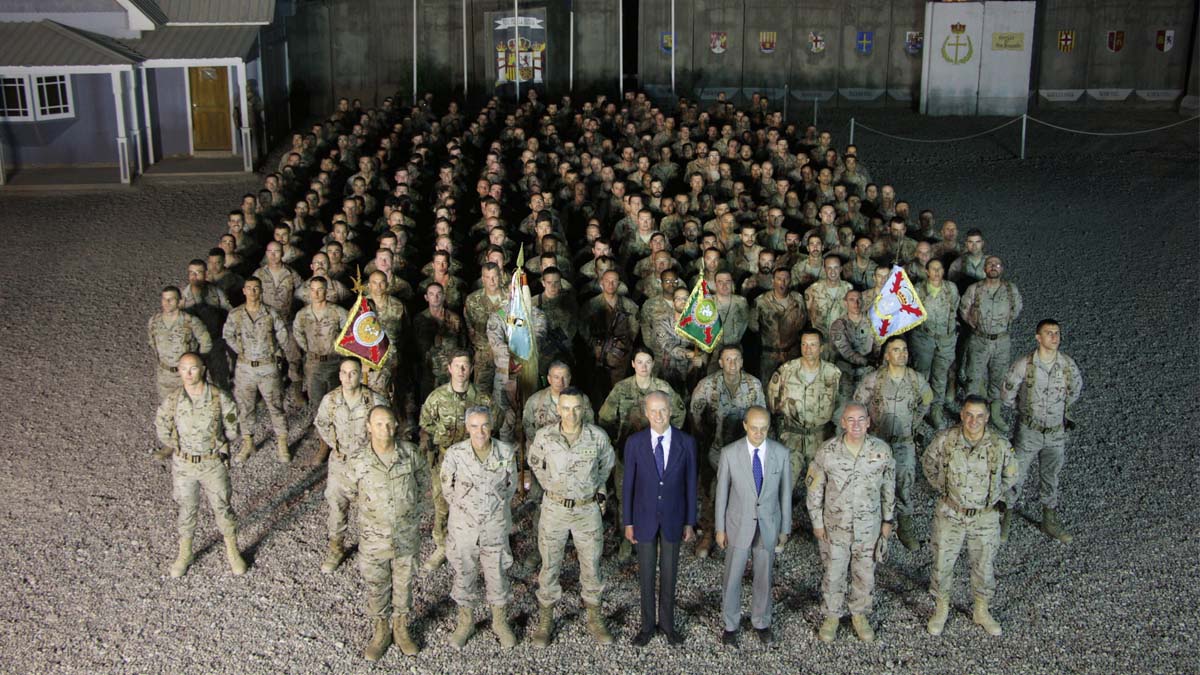El ministro de Defensa, Pedro Morenés, posa con los militares del contingente español desplegado en Irak. (Foto: Ministerio de Defensa)