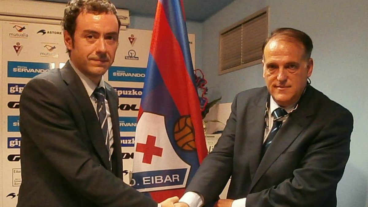 Aranzábal estrecha la mano a Tebas durante su etapa como presidente del Eibar. (SD Eibar)