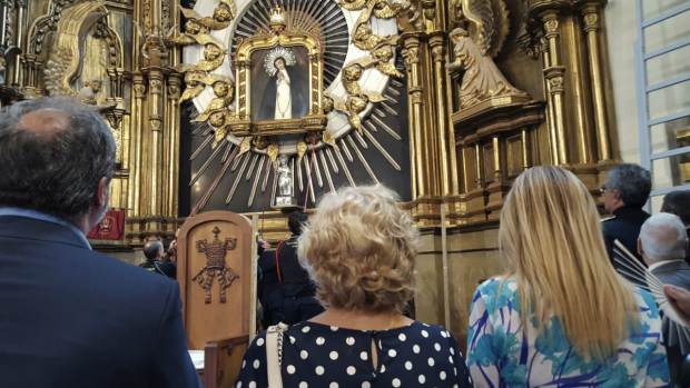 La alcaldesa con Javier Barbero y Cristina Cifuentes en la Iglesia de La Paloma. (Foto: Madrid)