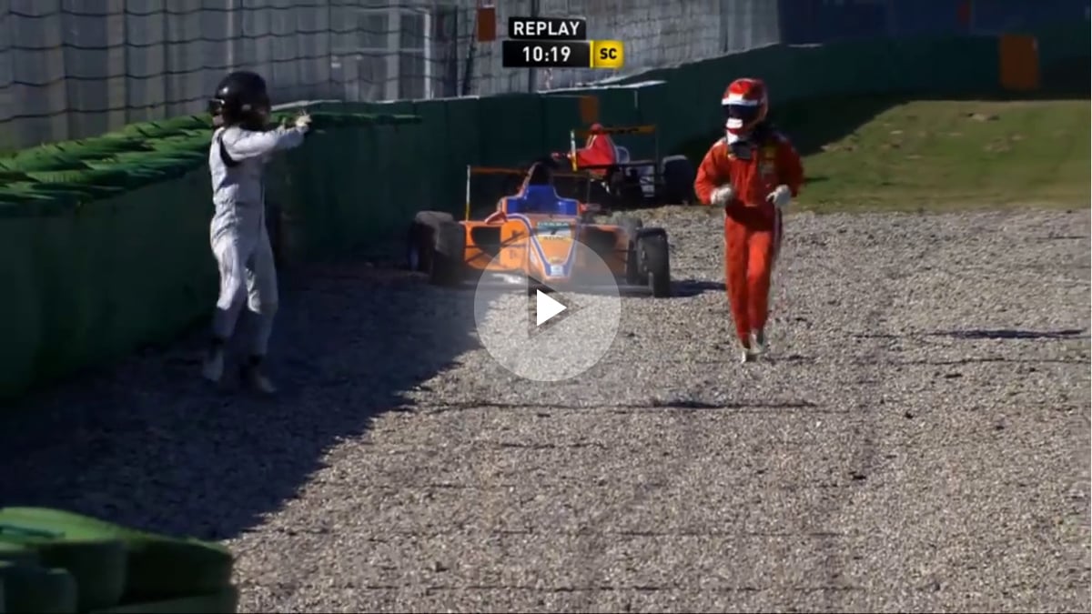 Un piloto de Fórmula 4 sale corriendo por miedo a un rival.
