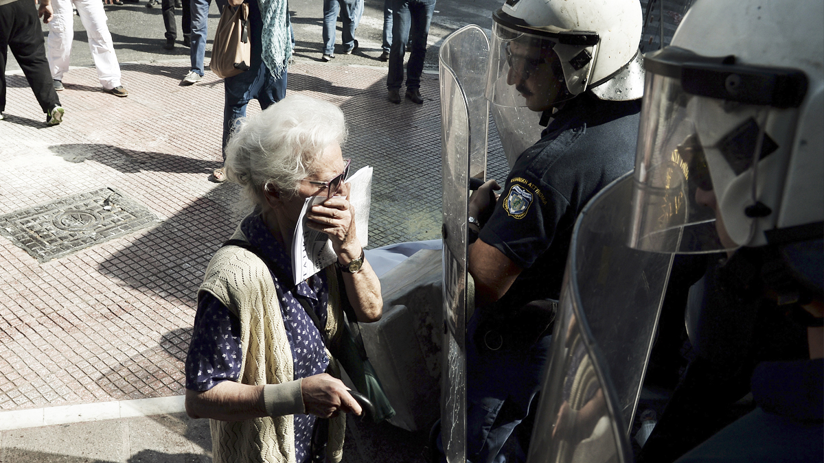 Una anciana afectada por los gases lacrimógenos de la policía griega. (Foto: AFP)