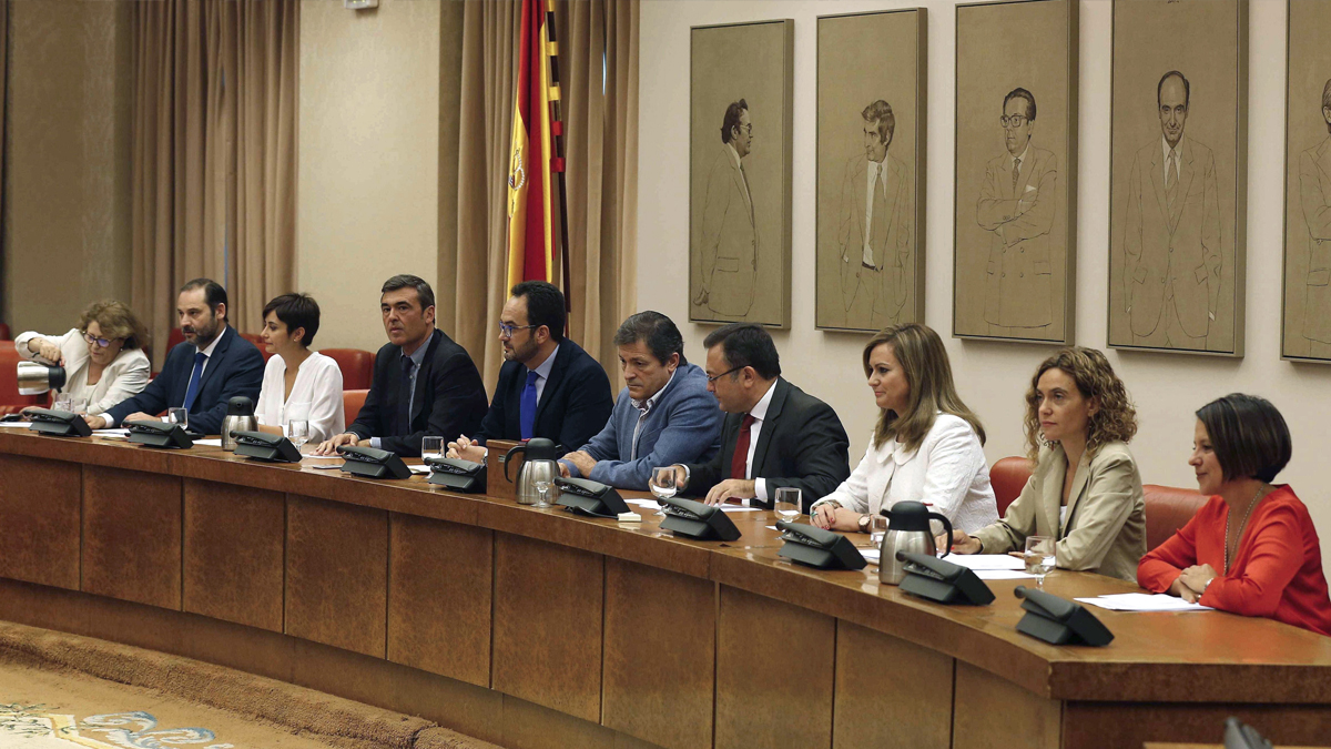 Reunión del Grupo Socialista en el Congreso. (Foto: EFE)