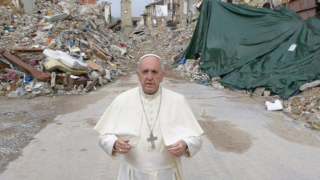 El Papa visita por sorpresa Amatrice, el pueblo italiano devastado en agosto por un terremoto