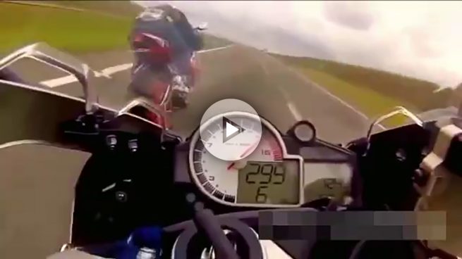 La espectacular carrera ilegal de motos sorteando el tráfico a 300km/h