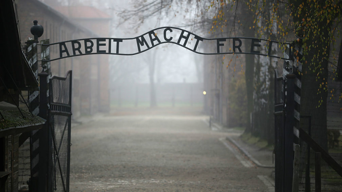 La puerta del campo de concentración nazi de Auschwitz, en Polonia. (Foto: Getty)
