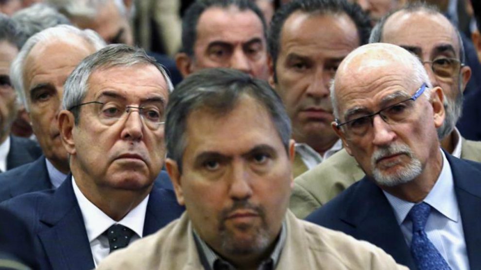 Antonio Romero, (en el centro) del PSOE, ingresa en prisión.