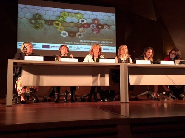 La exvicepresidenta al frente de una mesa de debate en el Palacio de Cibeles. (Foto: TW)