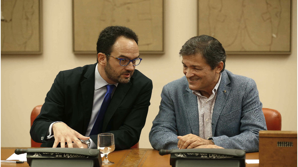 El portavoz parlamentario del PSOE, Antonio Hernando, con el presidente de la Gestora, Javier Fernández. (Foto: EFE)