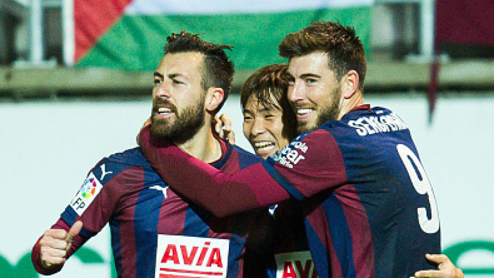 Los jugadores del Eibar, Enrich y Luna, celebran un gol.