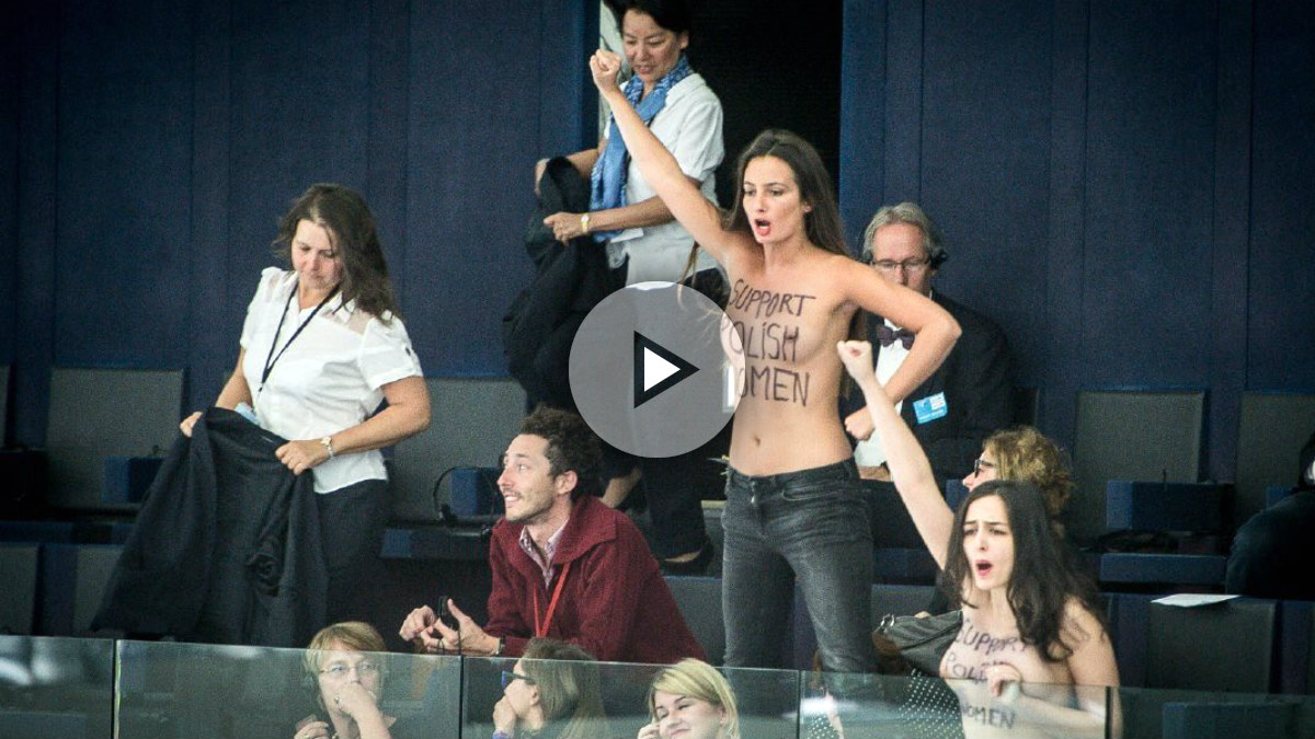Activistas de FEMEN, desnudas en el pleno de Estrasburgo del Parlamento Europeo. (TW)