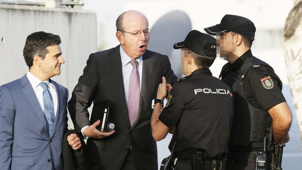 Rafael Spottorno protesta ante agentes a las puertas de la sede de la Audiencia Nacional. (Foto: EFE)