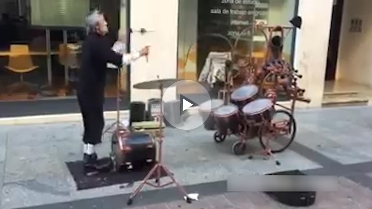 Un hombre tocando la batería a un metro de distancia