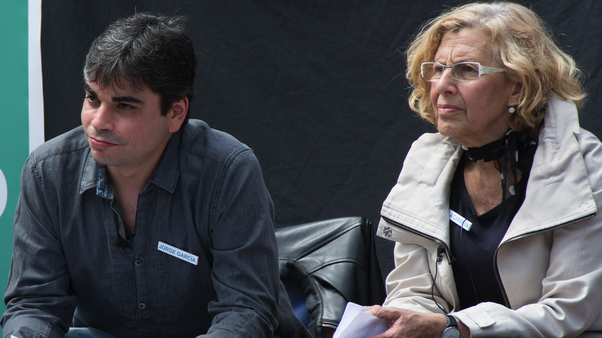Jorge García Castaño haciendo campaña con Manuela Carmena. (Foto: AM)