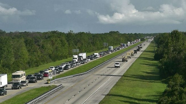 Miles de personas abandonan la costa de Florida por miedo al Matthew