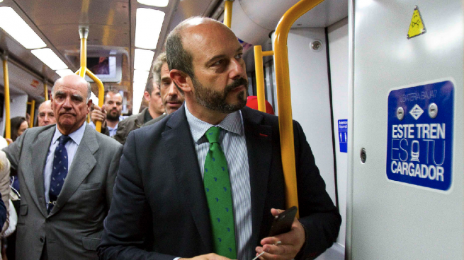 Llegan los cargadores de móvil a los trenes y andenes del Metro de Madrid