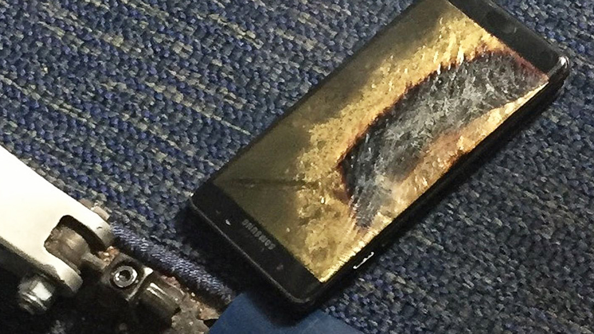 Teléfono Samsung que explotó a bordo de un avión.