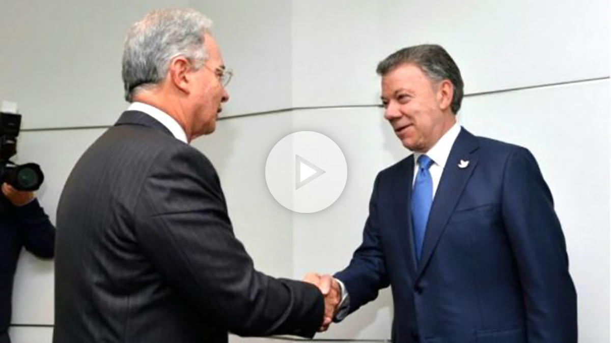 Álvaro Uribe saluda a su sucesor en la Presidencia de Colombia, Juan Manuel santos, en la Casa de Nariño.