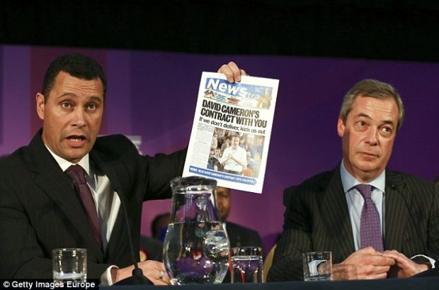 Steven Woolfe con un periódico en la mano acompañado de Nigel Farage, ambos miembros del UKIP. GETTYIMAGES