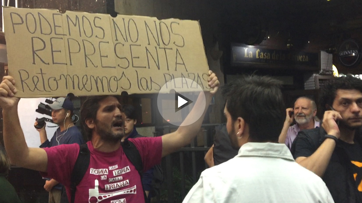 El ex candidato de Podemos en Sevilla, Lagarder Lanciu, increpa a Pablo Iglesias. (Foto: OKD)