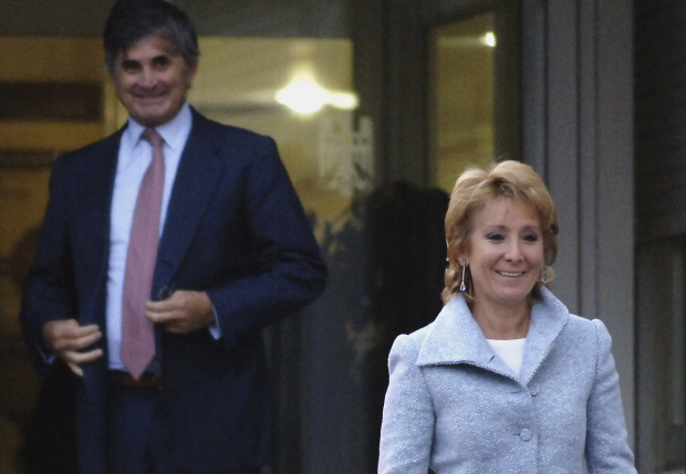 Imagen de archivo de la pareja Aguirre a la salida de un hospital. (Foto: GETTY)