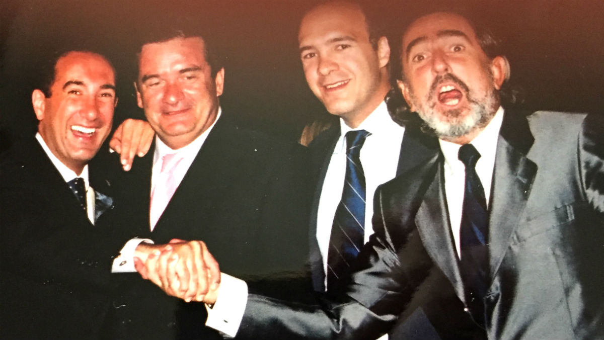 Martín Morales estrecha la mano de Francisco Correa, junto al también imputado Jacobo Gordon.