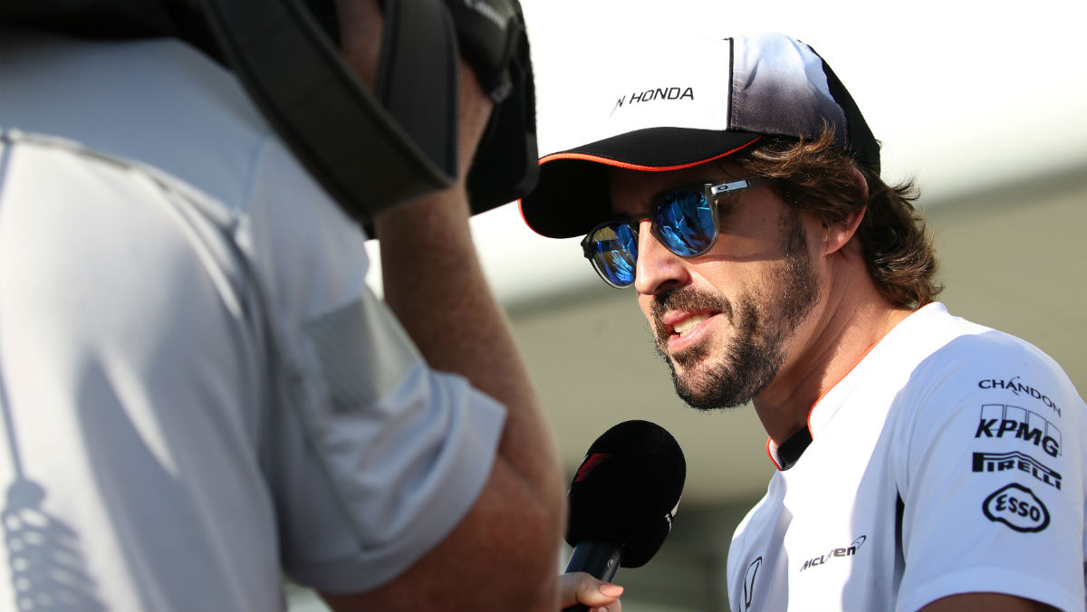 Fernando Alonso atiende a los medios de comunicación. (AFP)