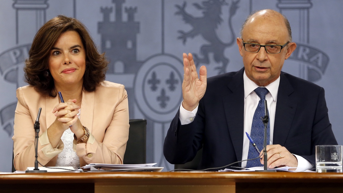 La vicepresidenta del Gobierno. Soraya Sáenz de Santamaría y el ministro de Hacienda, Cristóbal Montoro. (Foto: EFE)