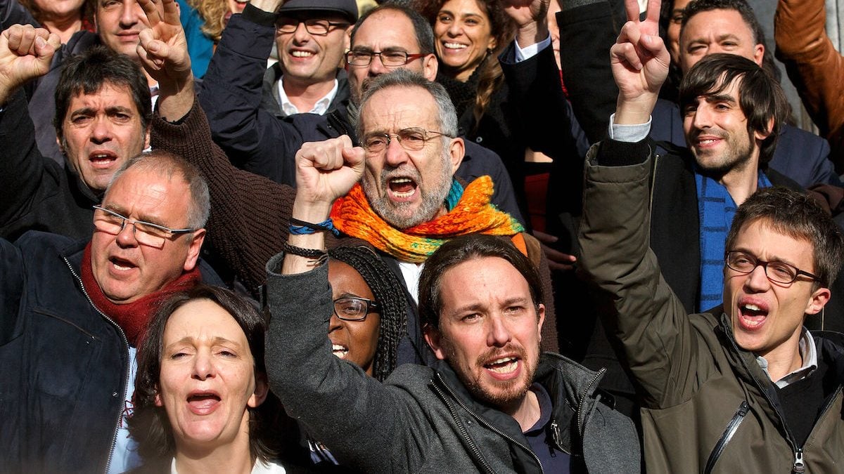 Pablo Iglesias, Íñigo Errejón y otros miembros de Podemos, a las puertas del Congreso de los Diputados (Foto: Getty)
