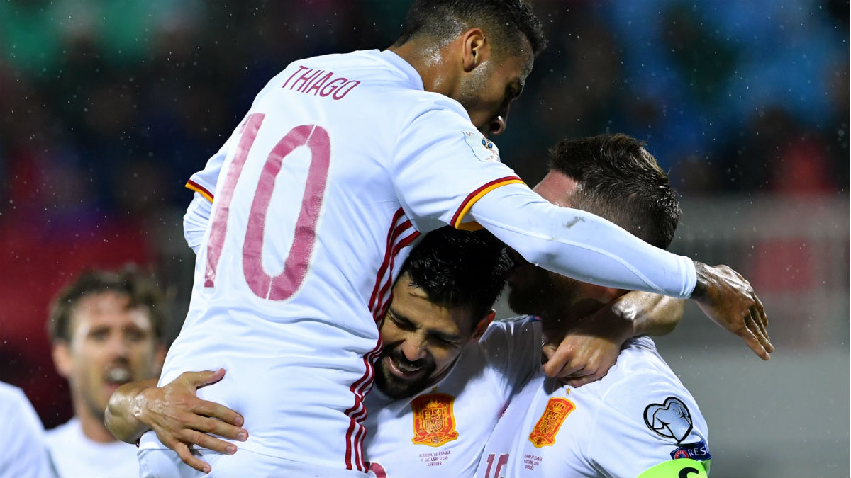 Thiago y Ramos hacen piña con Diego Costa tras su gol con España. (AFP)
