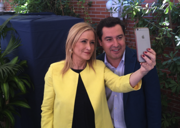 Cristina Cifuentes junto a Juanma Moreno este lunes en Madrid. (Foto: TW)