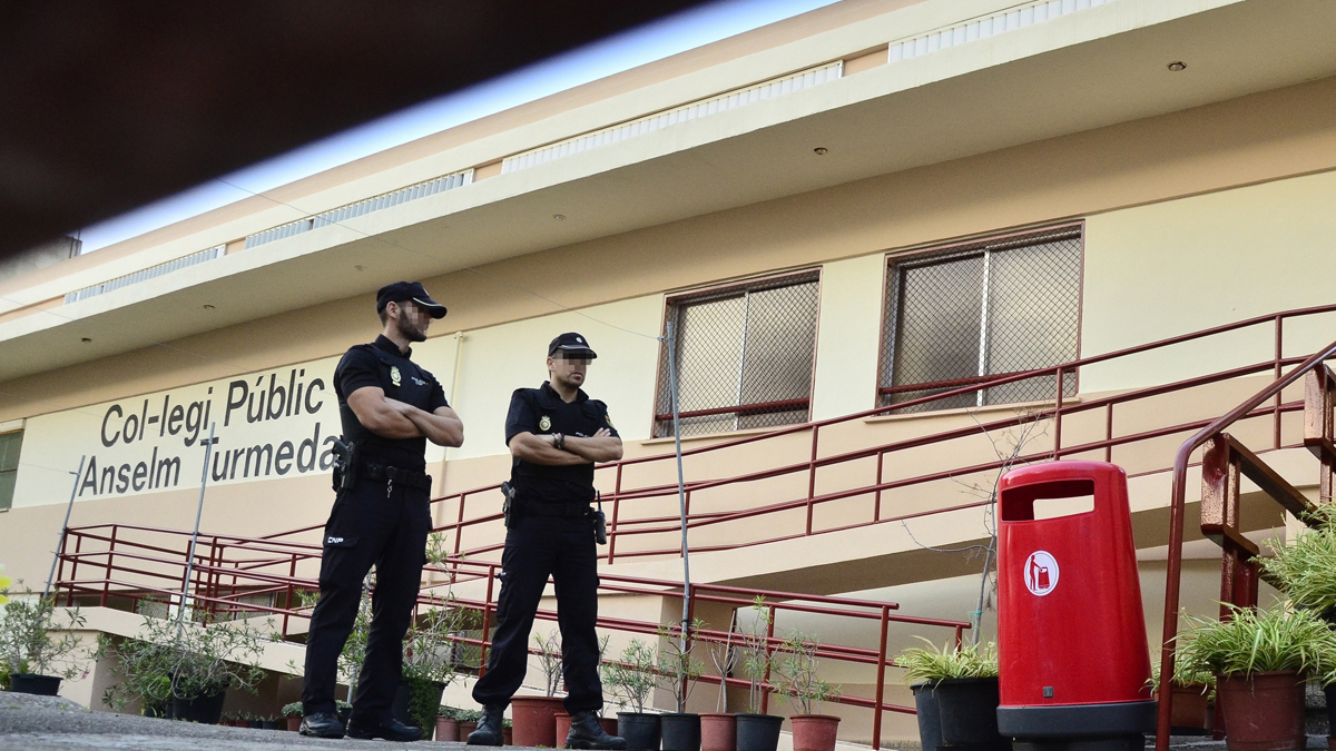 El colegio ha abierto este lunes con gran presencia policial. (Foto: EFE)