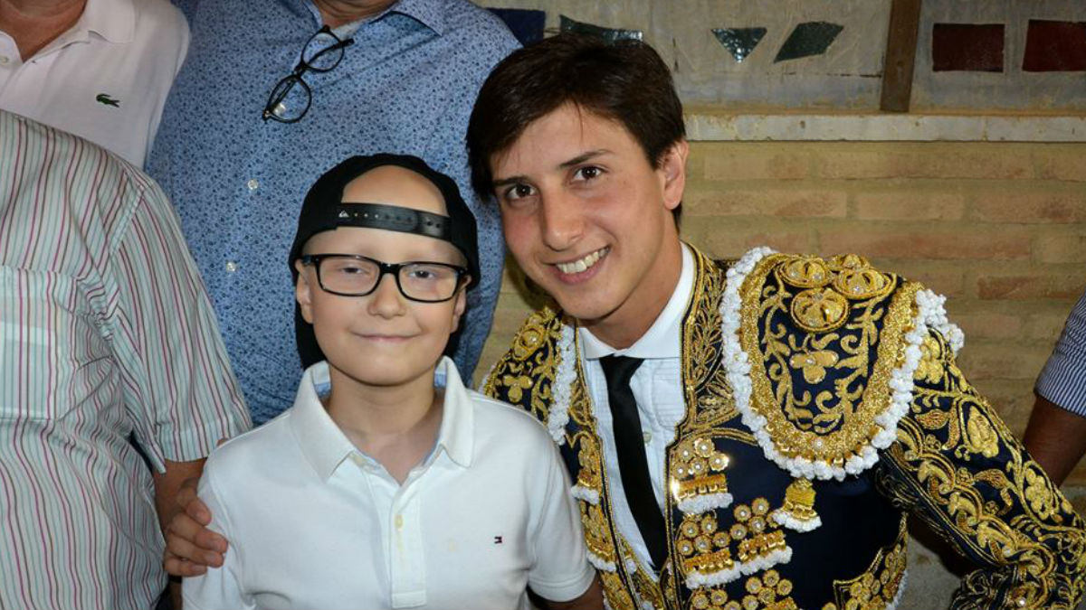 El pequeño Adrián posa con el torero Roca Rey, profesión que le gustaría realizar cuando supere el cáncer y crezca.