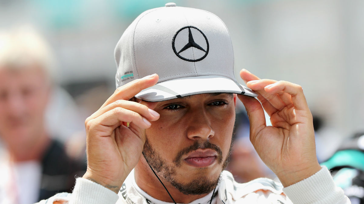 Mercedes ha cambiado hasta la forma de los guantes de sus pilotos para evitar que fallen en más salidas. (Getty)