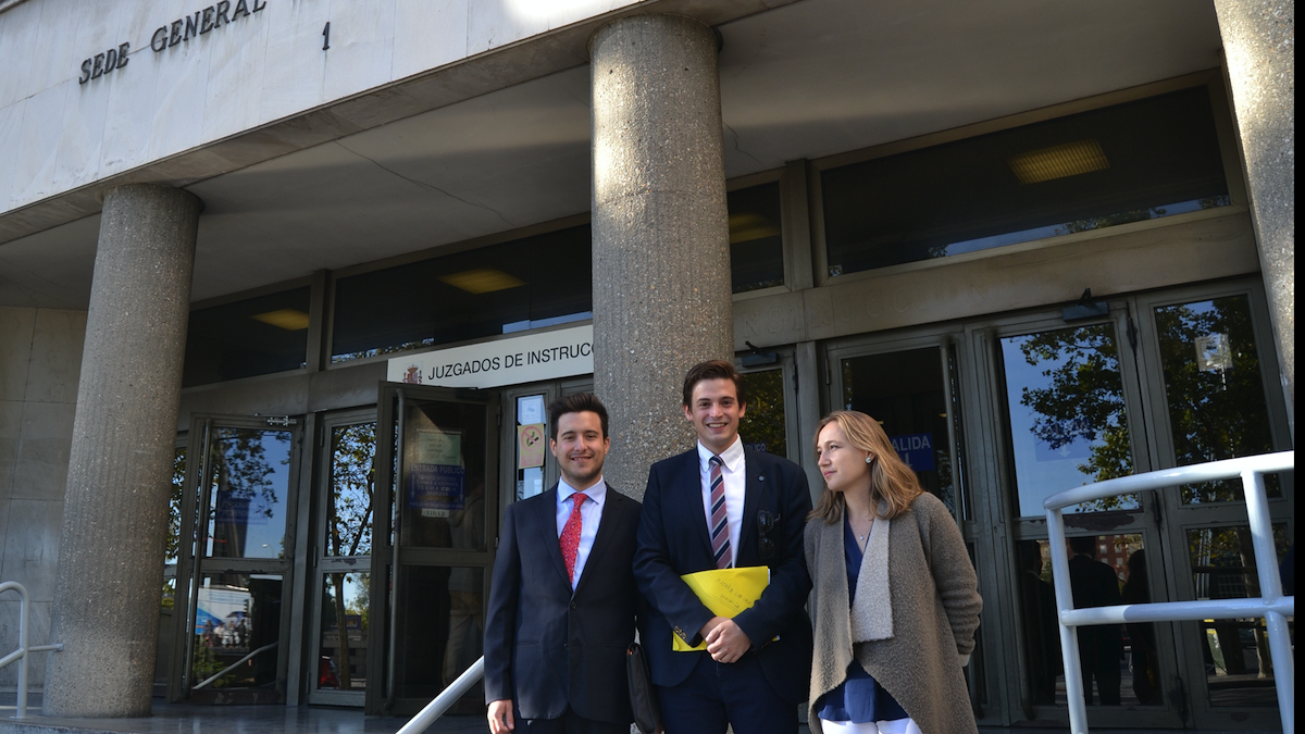 La plataforma vecinal ‘Madrid Lo Vale’ a las puertas de los Juzgados de Plaza Castilla. (Foto: OKDIARIO)