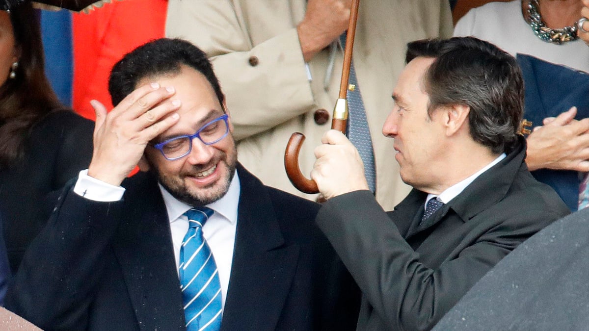 Antonio Hernando y Rafael Hernando en el desfile de las Fuerzas Armadas. (Foto: EFE)