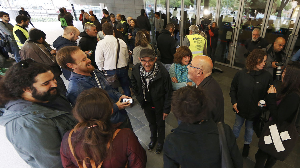 Varios concejales congregados a las puertas del Ayuntamiento de Badalona. (Foto: EFE)