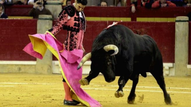 Cayetano Rivera brinda un toro a Adrián en la Feria del Pilar 2016