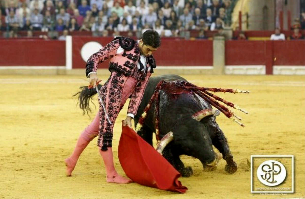 Cayetano Rivera brinda un toro a Adrián en la Feria del Pilar 2016