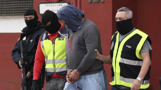 La Policía con un detenido en Ceuta. (Foto de archivo: EFE)