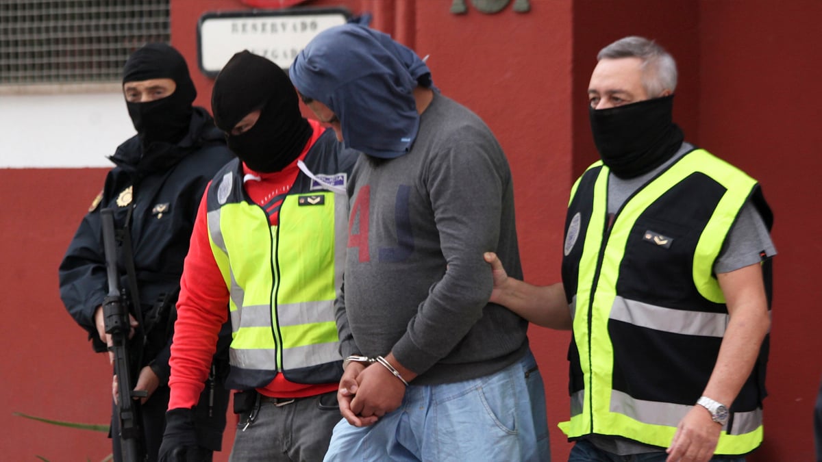La Policía con un detenido en Ceuta. (Foto de archivo: EFE)