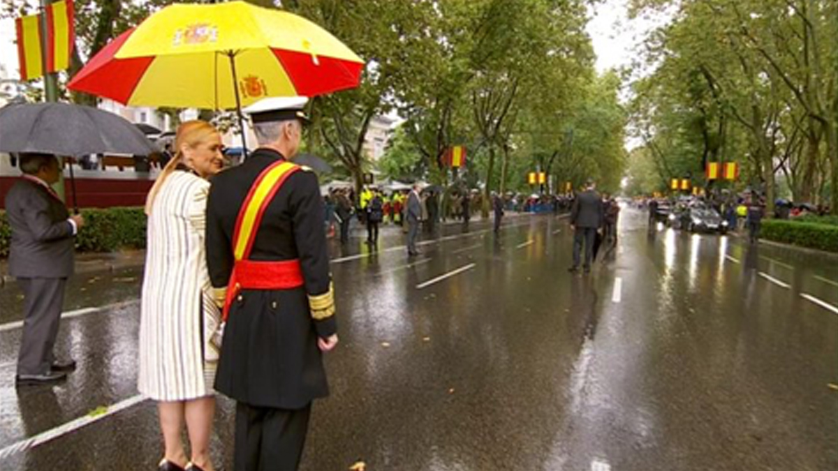 Cristina Cifuentes con su paraguas rojigualda antes del desfile de las Fuerzas Armadas.