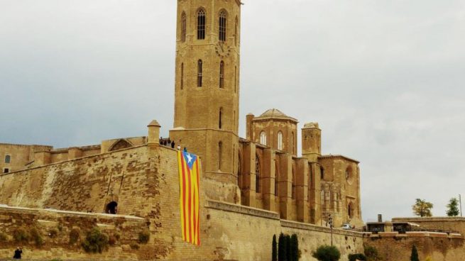 Estelada colgada en la catedral de la Seu Vella (Foto: Twitter ERC Lleida)
