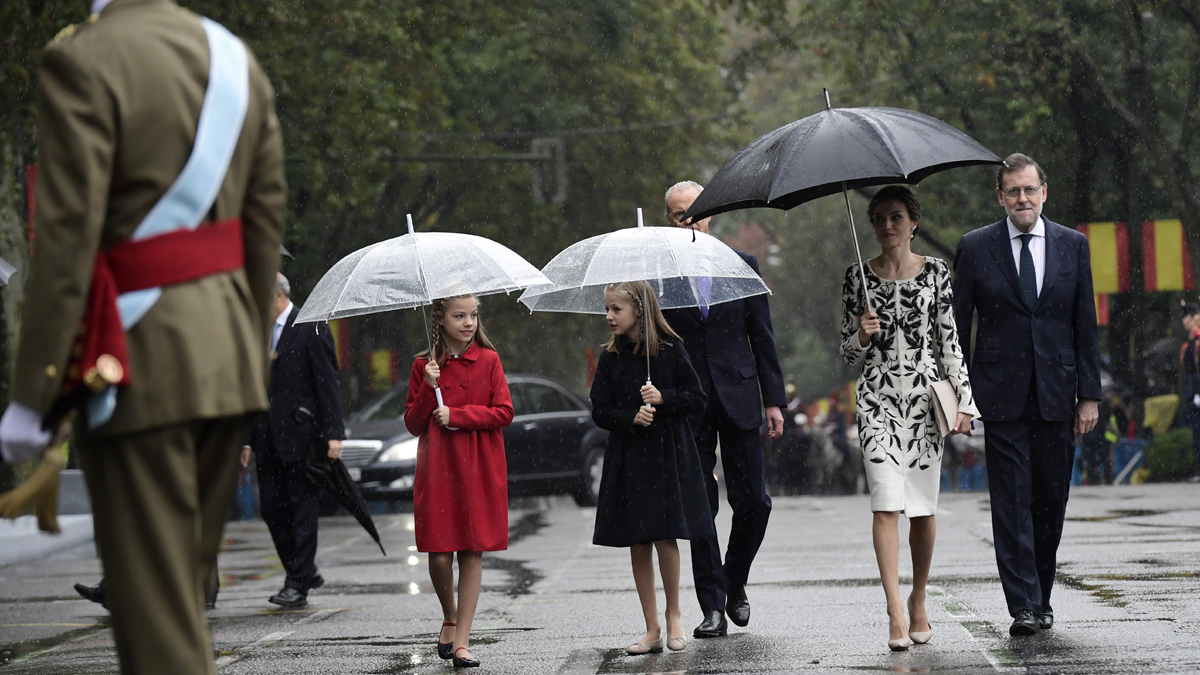 La Reina, la princesa Leonor y la infanta Sofía junto a Mariano Rajoy camino del palco presidencial. (Foto: EFE)