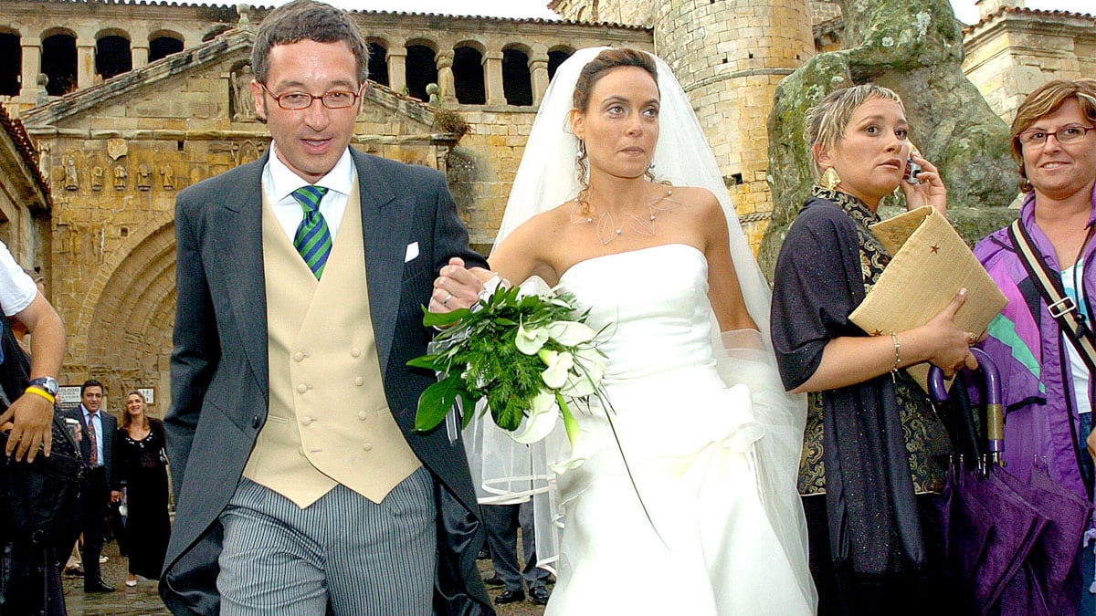 El diputado del PP José María Lasalle y la socialista Meritxell Batet el día de su boda en 2005. (Foto: EFE)