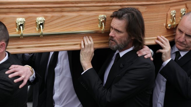 Ahora la madre de la ex de Jim Carrey también le denuncia