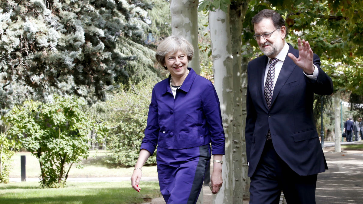 Mariano Rajoy y Theresa May en los jardines de la Moncloa. (EFE)